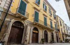 Cinque portali, sale affrescate e un torrino che svetta sul mare di Bari: � il nobiliare Palazzo Giotta